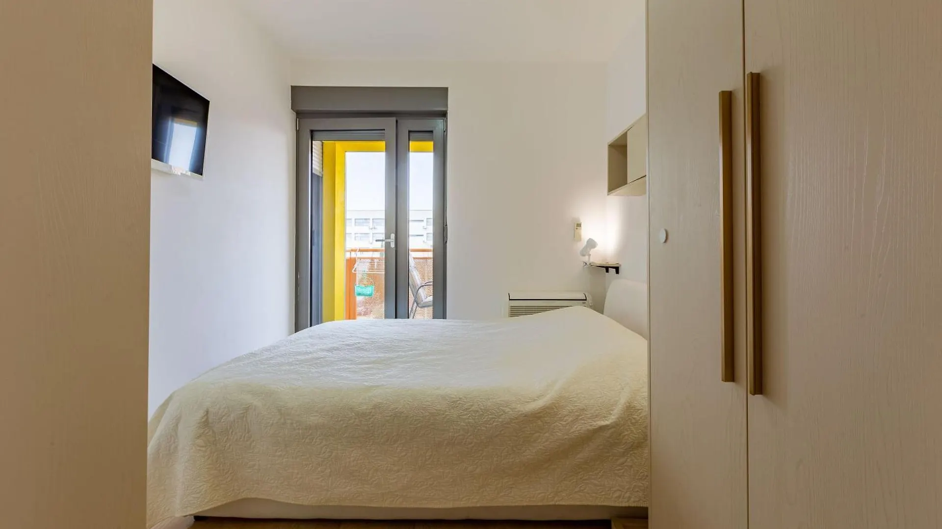 Fiorella 2 Bdr Apartment With Balcony Zadar